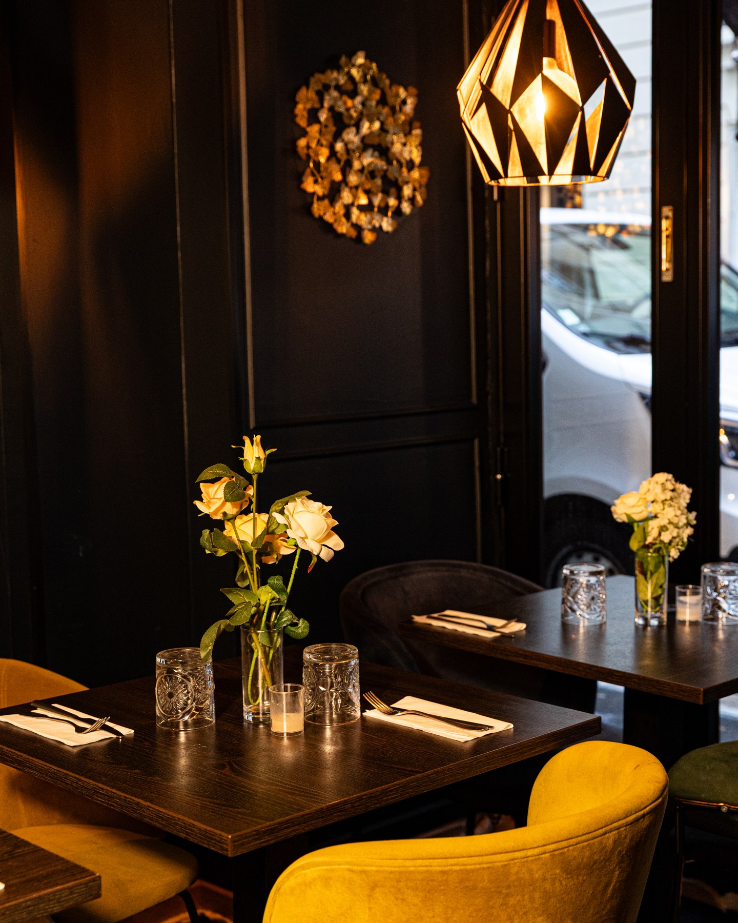 Une table dressée dans l’ambiance intime et chaleureuse de L’Afrodisiac